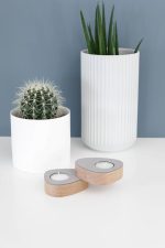 Lind DNA set van twee magnetische eiken theelichthouders met lichtgrijs leer